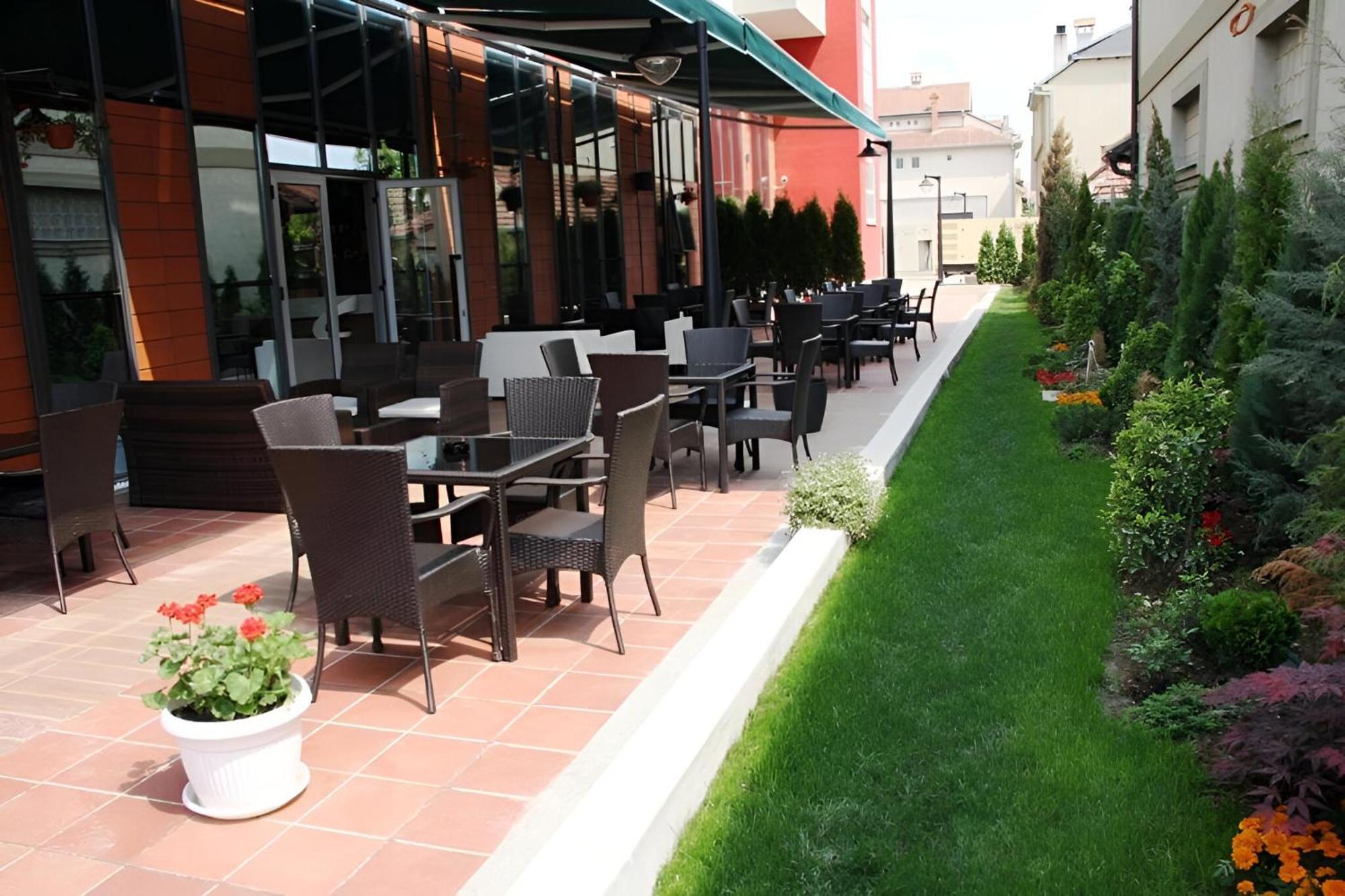 Hotel Nartel Priştine Restoran fotoğraf